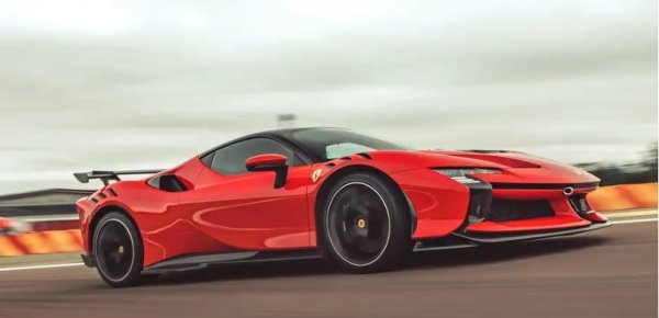 Нещо като наследник на хиперколата LaFerrari, най-мощната в историята на италианската марка. Поне докато не се появи XX версията му през 2023 година, която счупи рекорда на тестовете във Фиорано.

SF90 Stradale е доста различно Ferrari в този смисъл. Използва преработена версия на двигателя от 488 Pista - 3,9-литров V8, подкрепен от трио електромотори. Това му докарва феноменалните 986 коня, които позволяват ускорение от 2,5 секунди до 100 км/ч. 

Това е технологично чудовище! Въпреки допълнителната тежест на всички тези двигатели, моделът се държи много пъргаво като за среден клас на тази велика марка. И все пак го шофирайте внимателно, защото при тази мощ разликата между бързо и безумно шофиране е тънка.

F90 XX Stradale става първото Ferrari от програмата XX за миналата година, което се кара по нормалните пътища. С вече 1016 коня и подобрена аеродинамика. Е, не се го карали по обикновено шосе още, но на тестовата писта буквално полетя.
